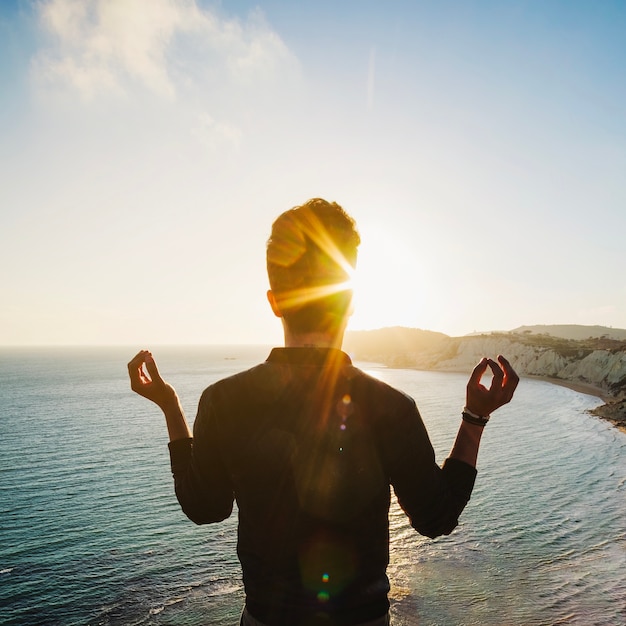 Resultado de imagem para homem meditando