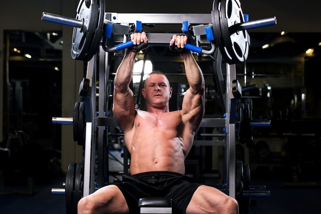 Homem musculoso em uma academia Foto gratuita