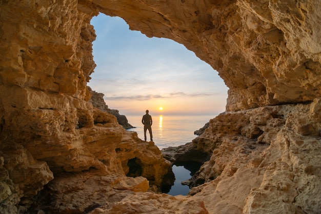 Homem na gruta do mar. | Foto Premium
