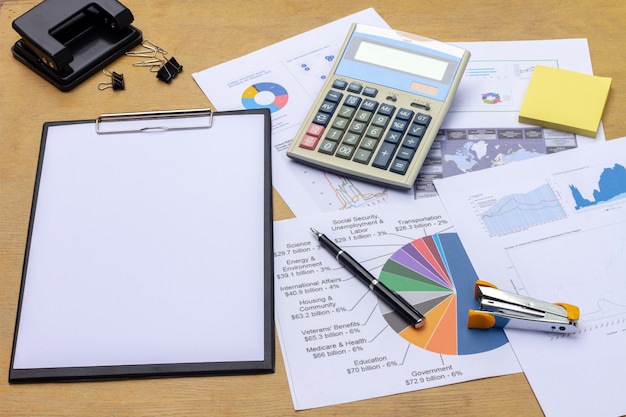 Homem negócios, trabalhando, um, laptop, em, escrivaninha escritório, com, paperwork Foto Premium