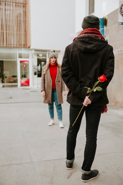 Homem que espera namorada com rosa | Foto Grátis