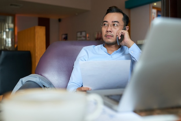 Homem que tem um telefonema importante com cliente propetivo Foto gratuita