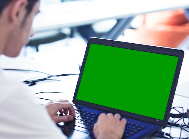 Homem que trabalha com computador no escritório Foto gratuita