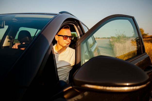 Homem saindo do carro Foto gratuita