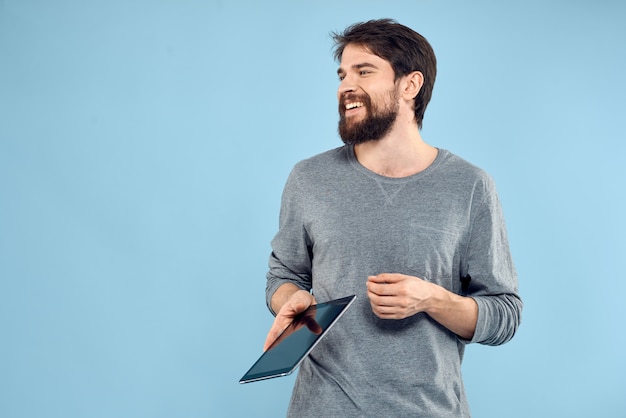 Homem Segurando O Tablet Nas Mãos Tecnologia Sem Fio Internet Estilo De Vida Estúdio Azul 3004