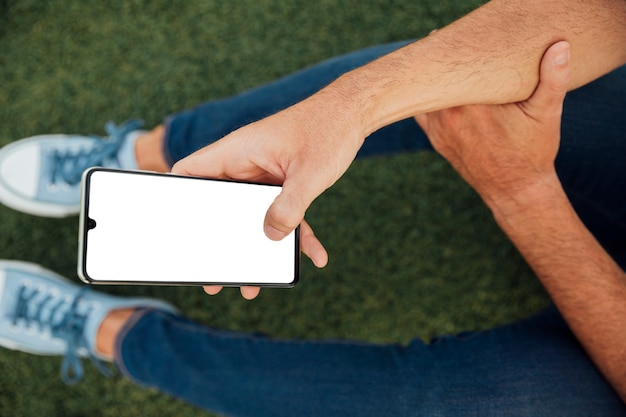 Homem, segurando, smartphone, com, mock-up Foto gratuita