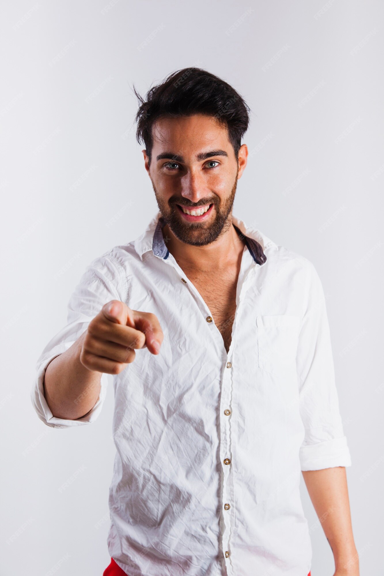 Homem Sorridente No Uso Do Verão Fazendo Um Gesto Apontando Foto Grátis