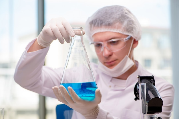 Homem, trabalhando, em, a, químico, laboratório, ligado, ciência, projeto Foto Premium