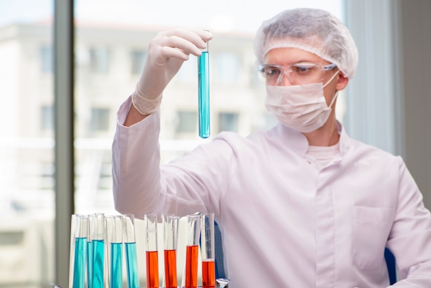 Homem, trabalhando, em, a, químico, laboratório, ligado, ciência, projeto Foto Premium