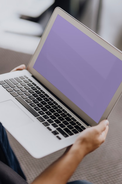 Homem, trabalhando, laptop Foto gratuita