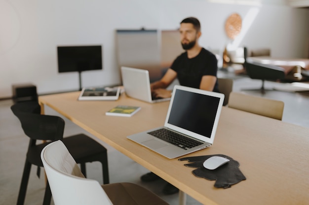Homem, trabalhando, seu, laptop Foto gratuita