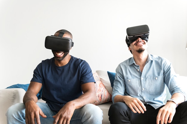 Homens experimentando realidade virtual com fone de ouvido de realidade virtual Foto Premium