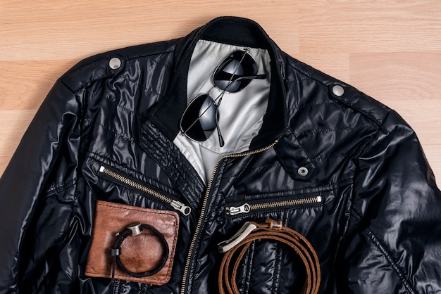 Homens moda casual na moda com jaqueta preta e acessórios Foto gratuita