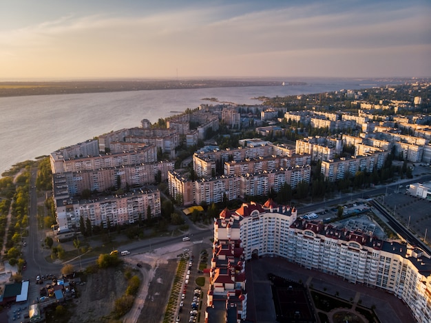 Hora do sol no sul da ucrânia, vista aérea em edifícios residenciais com rio Foto Premium