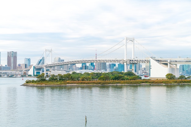 Horizonte de tóquio com a torre de tóquio e a ponte do arco-íris. Foto gratuita