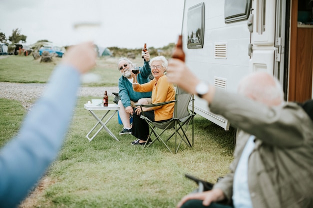 Idosos felizes levantando seus óculos Foto Premium