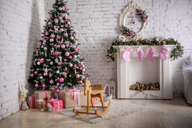 Imagem da chaminé e decorada árvore de natal com presente Foto Premium