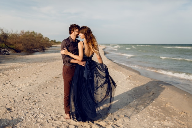 Imagem De Altura Total De Casal Rom Ntico Abra O Na Praia Noite Perto Do Oceano Mulher