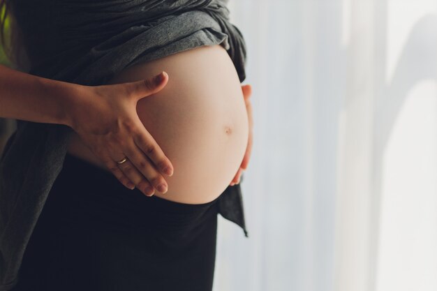 Imagem De Mulher Grávida Tocando Sua Barriga Com As Mãos Foto Premium 9005