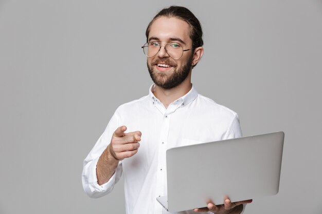 Imagem De Um Jovem Positivo Feliz Otimista Bonito Barbudo Homem Posando