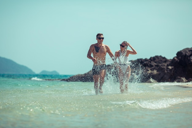 Incr Vel Jovem Casal Corre Na Praia De M Os Dadas O Homem De Cal As De