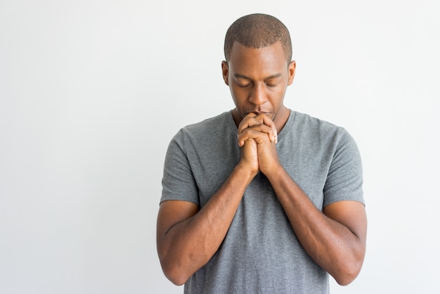 Indivíduo africano considerável espiritual calmo que reza com olhos fechados. Foto gratuita