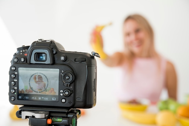 Influenciador loira gravando comida nutrição Foto gratuita