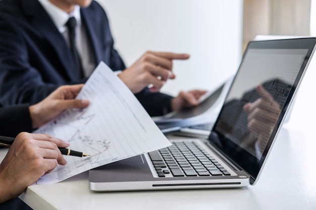 Investimento de equipe de negócios trabalhando com gráfico de análise de mercado de ações de gráfico de computador e análise com gráfico Foto Premium