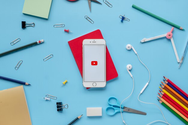 Iphone 6 com aplicativo do youtube na tela Foto Premium