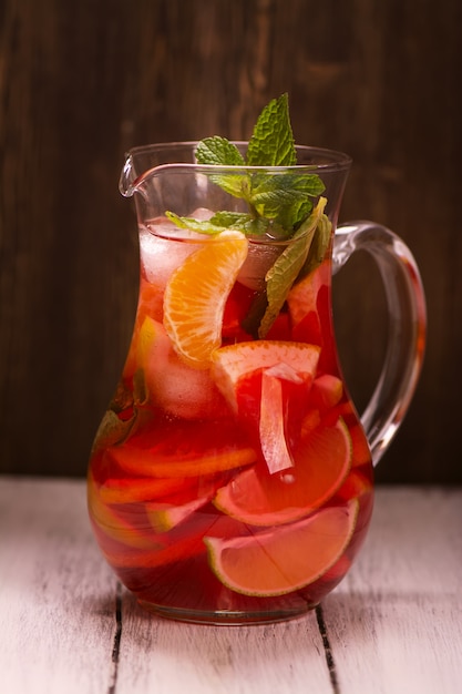 Jarra de bebida tradicional sangria espanhola vermelha com citrus diferente Foto Premium