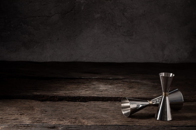 Jigger de filtro de agitador de equipamento de barman em madeira com espaço de cópia Foto Premium