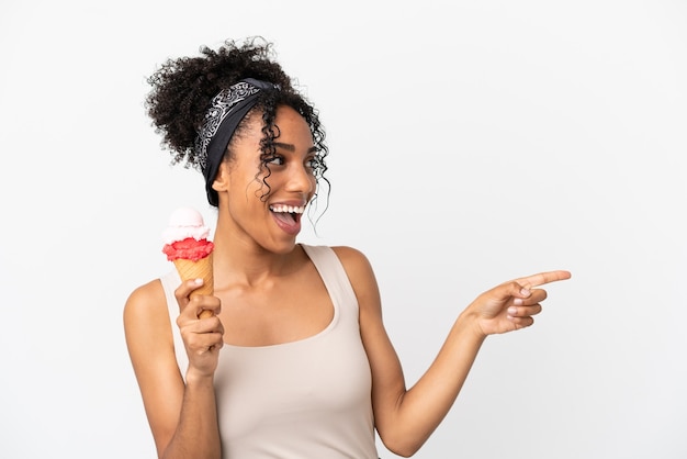 Jovem Afro Americana Um Sorvete De Corneta Isolado No Fundo Branco