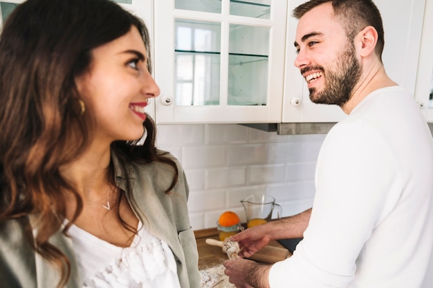 Jovem Casal Alegre Na Cozinha Foto Grátis 8146