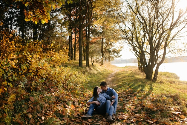 Jovem casal apaixonado uma história de amor no parque florestal de outono Foto Grátis