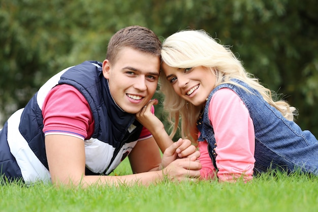 Jovem casal expressando seus sentimentos em um parque Foto gratuita