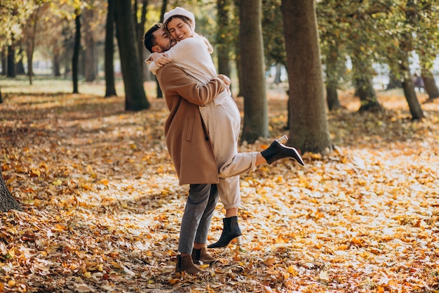 Jovem Casal Junto Em Um Parque De Outono Foto Grátis 