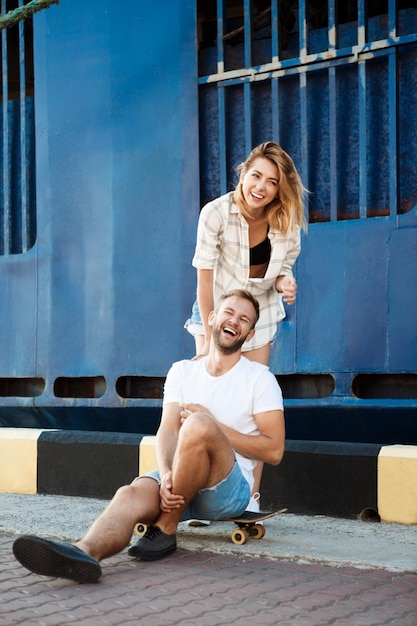 Jovem Casal Lindo Andando Pela Cidade Sorrindo Sentado Em Patins