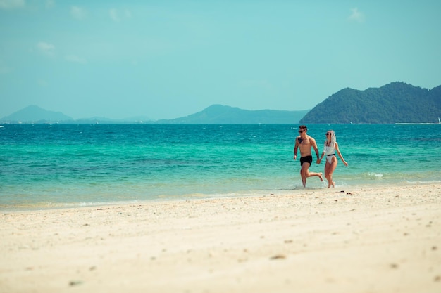 Jovem Casal Lindo Corre Na Praia De M Os Dadas O Marido Em Cal As De