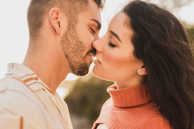jovem-casal-se-beijando_23-2148518229.jp