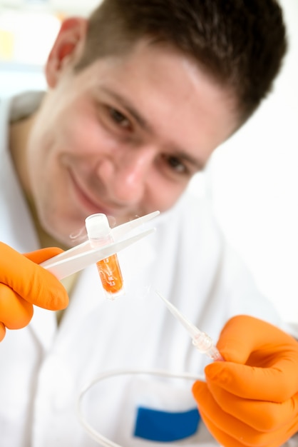 Jovem cientista com cryosample Foto Premium