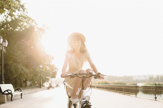 Jovem contra o fundo da natureza com bicicleta Foto gratuita
