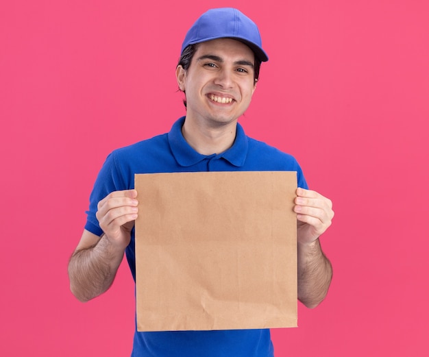 Jovem Entregador Caucasiano Sorridente Uniforme Azul E Bon