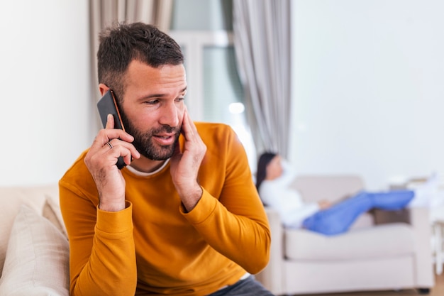 Jovem Falando Em Particular No Celular Enquanto Sua Esposa Est