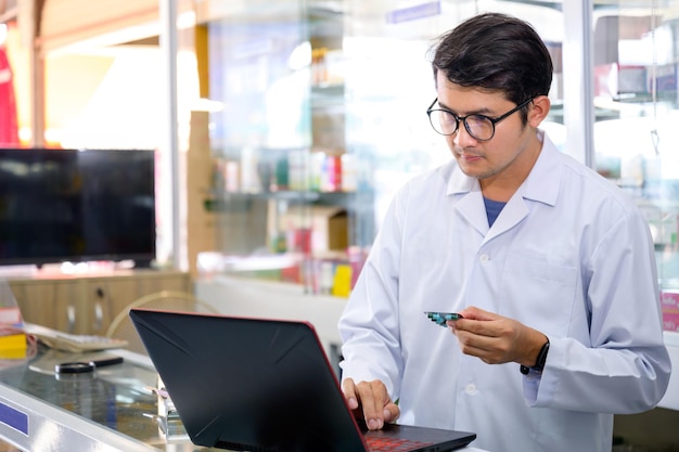 Jovem Farmac Utico Asi Tico Verificando Medicamentos No Invent Rio Da