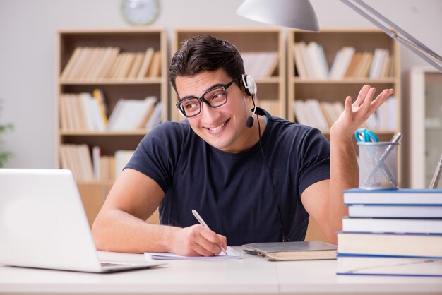 Jovem freelancer trabalhou trabalhando no computador Foto Premium