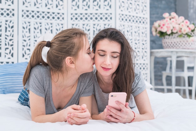 Jovem Lsbica Mulher Encontrarse Cama Beijando Para Dela