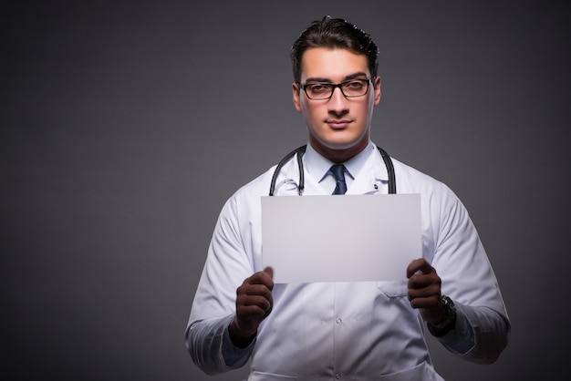Jovem médico trabalhando no computador tablet Foto Premium
