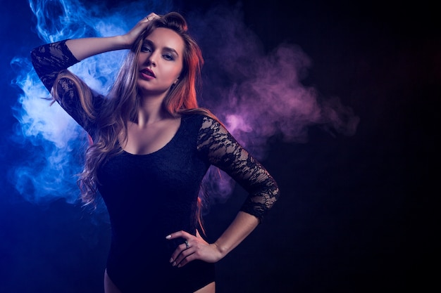 Jovem, morena, mulher, posar Foto Premium