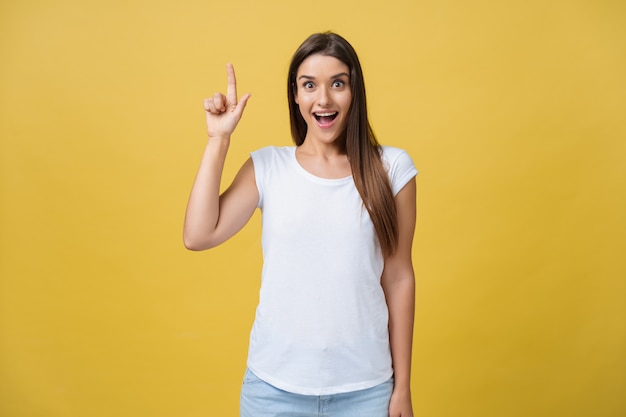Jovem, mulher, apontando para o lado com o dedo ao abrir a boca Foto Premium