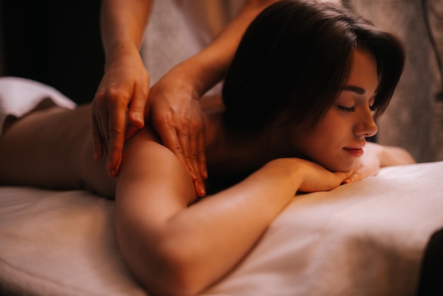 Jovem Mulher Atraente Recebe Massagem Profissional No Ombro No Sal O